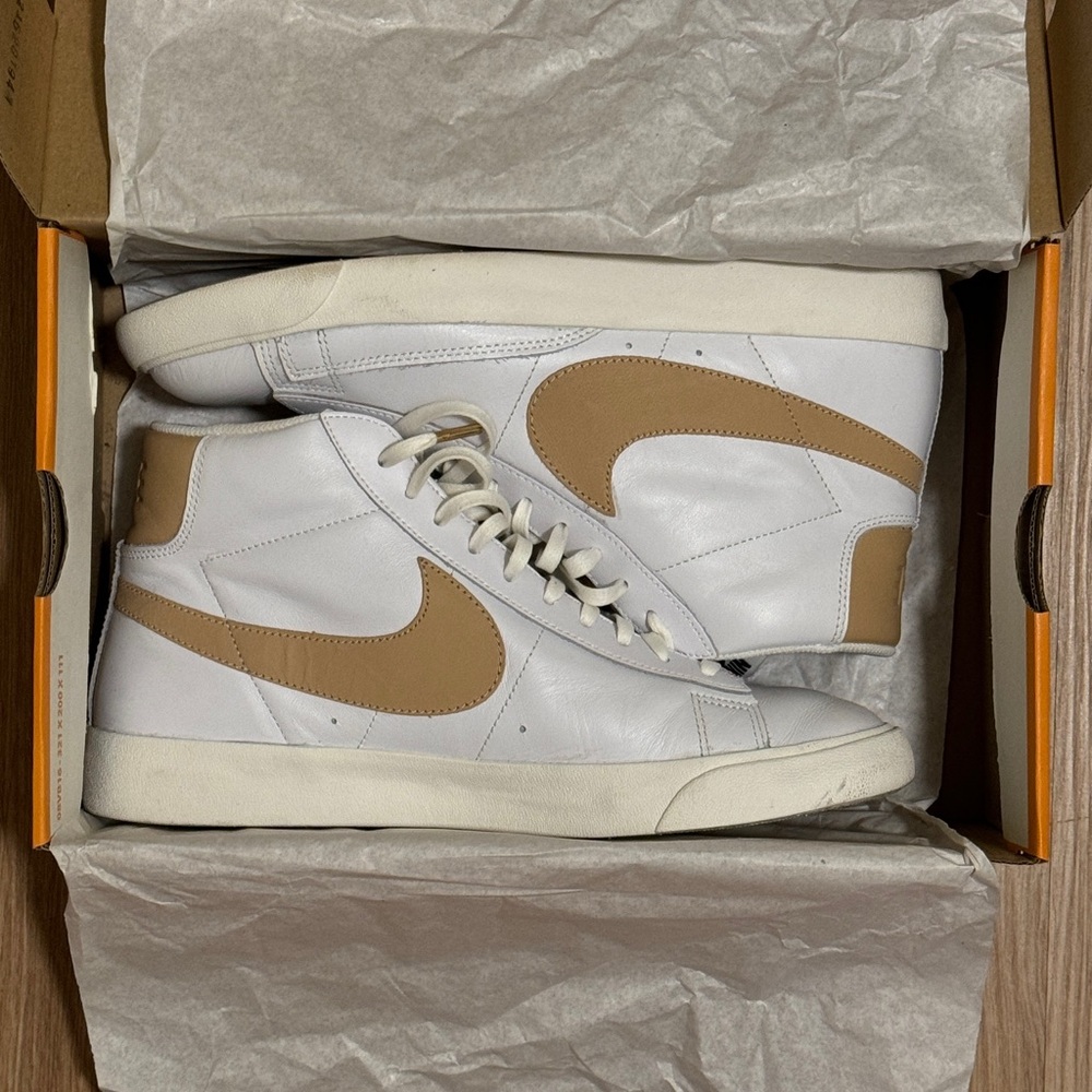 SIZE 9 NIKE BLAZER MID PRM WHITE/VACHETTA TAN-BLACK
BLANC/NOIR/HAVANE